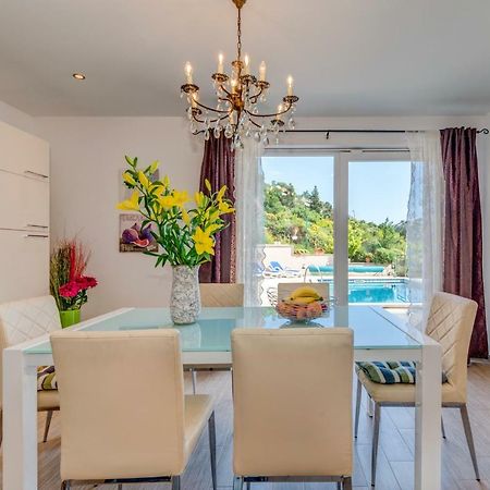 Holiday Home Figa Omis Bagian luar foto