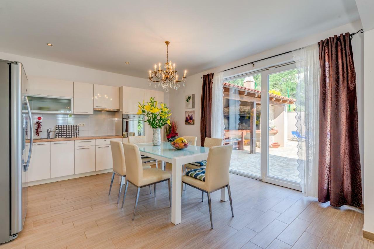 Holiday Home Figa Omis Bagian luar foto
