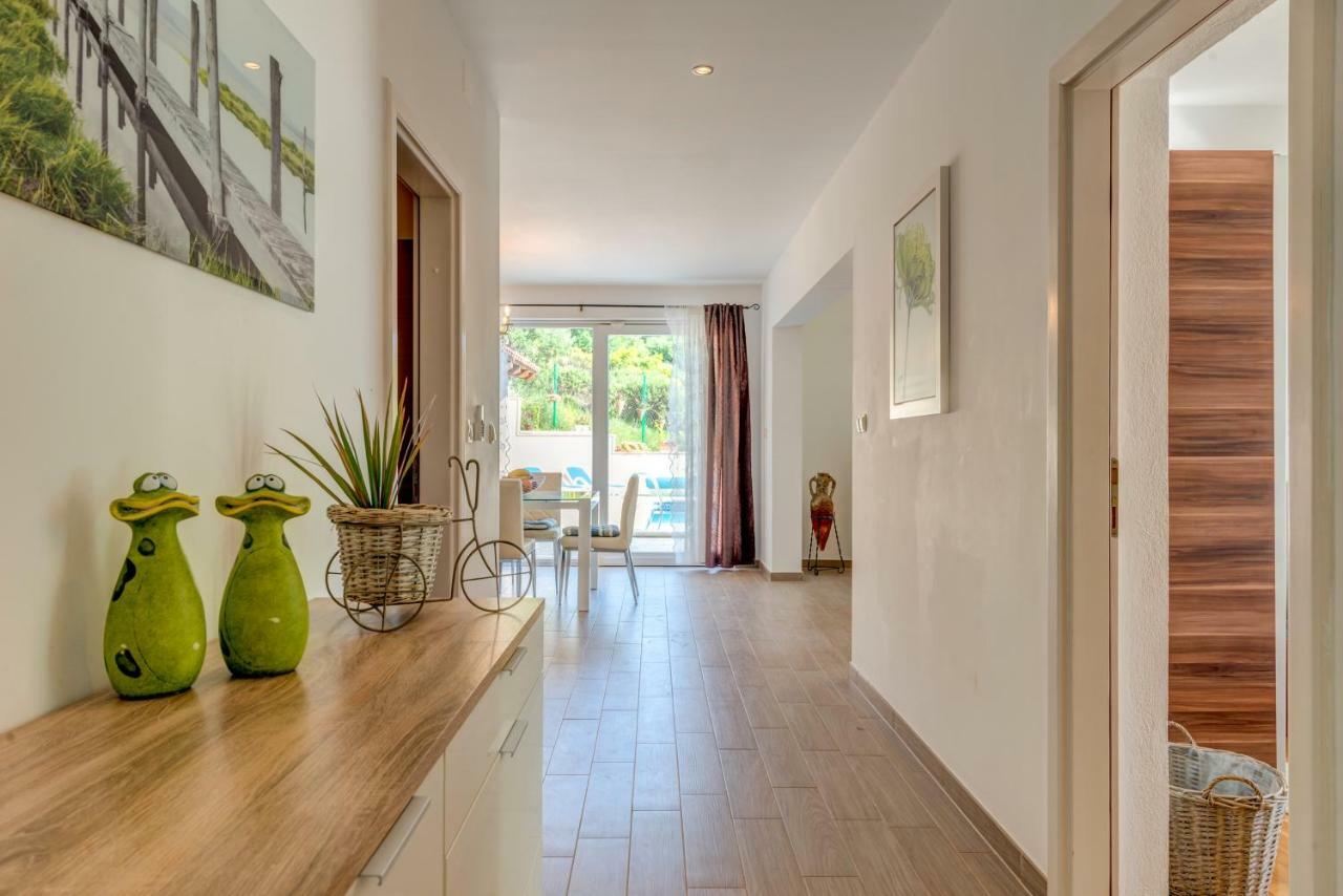 Holiday Home Figa Omis Bagian luar foto