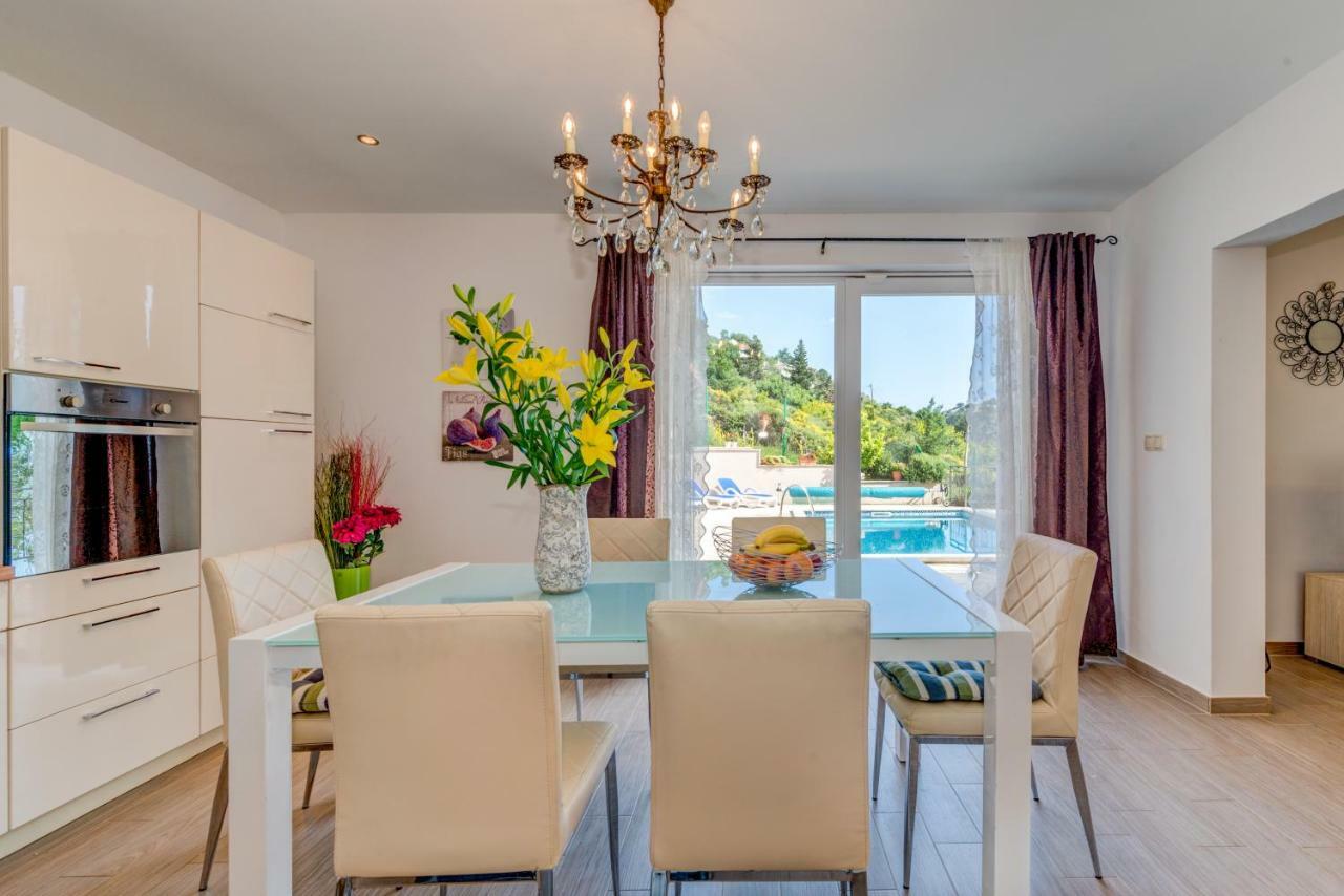 Holiday Home Figa Omis Bagian luar foto