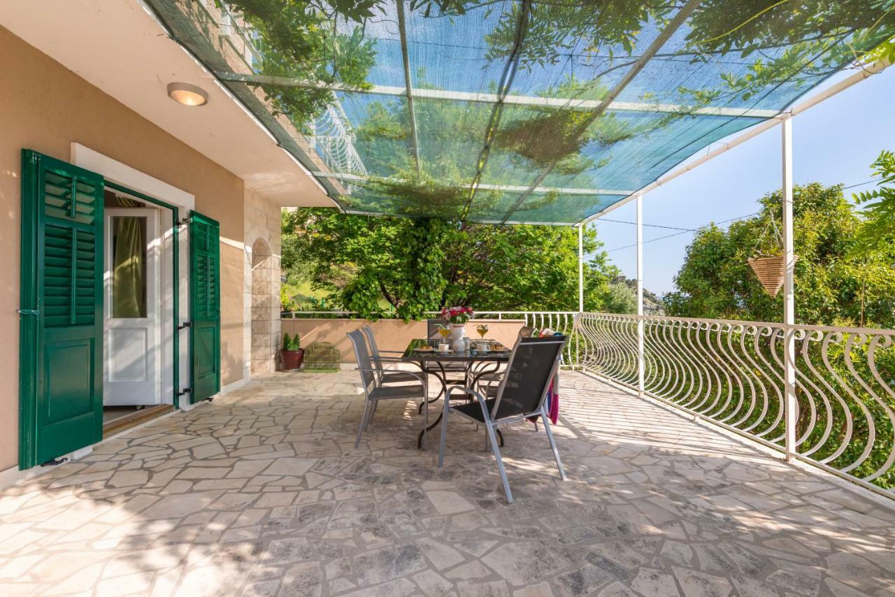 Holiday Home Figa Omis Bagian luar foto