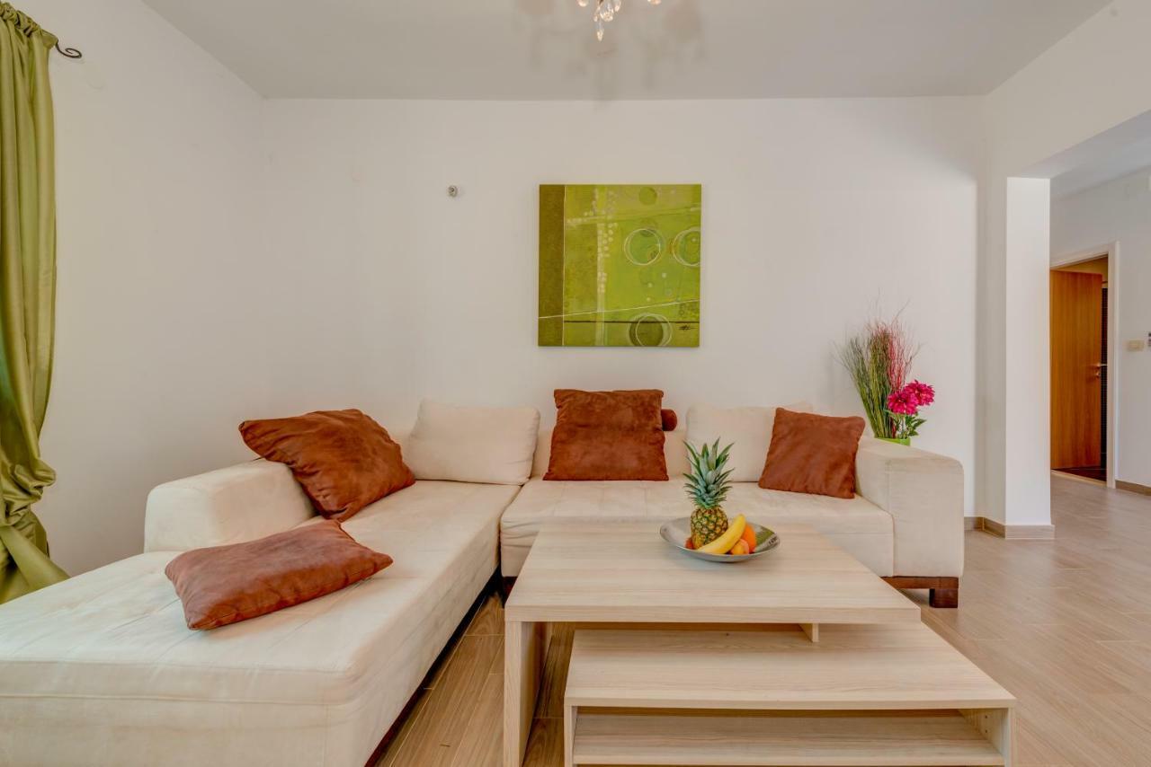 Holiday Home Figa Omis Bagian luar foto
