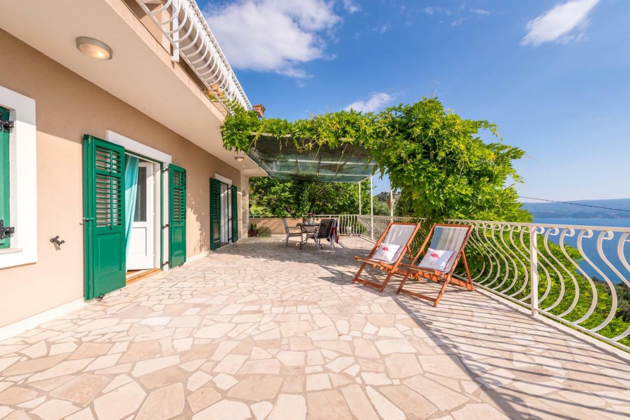 Holiday Home Figa Omis Bagian luar foto