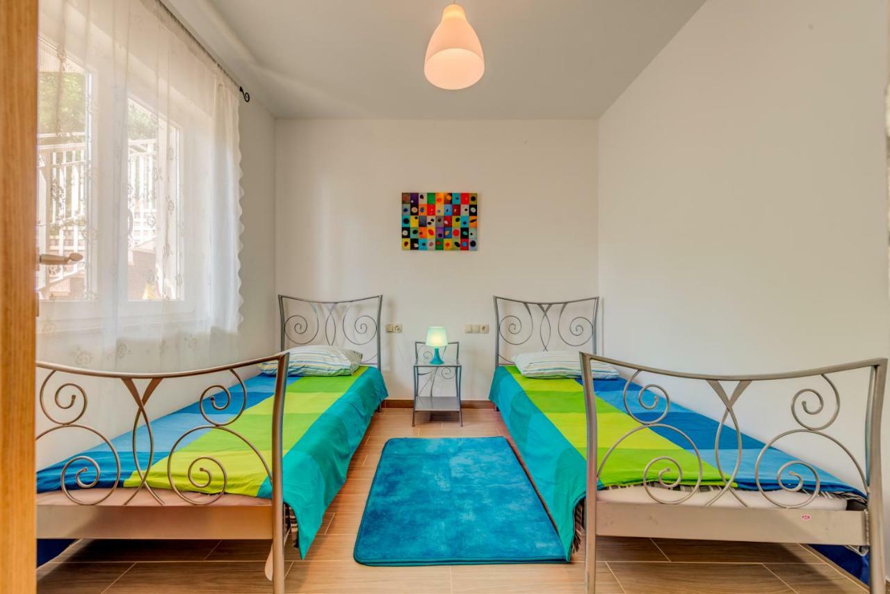 Holiday Home Figa Omis Bagian luar foto