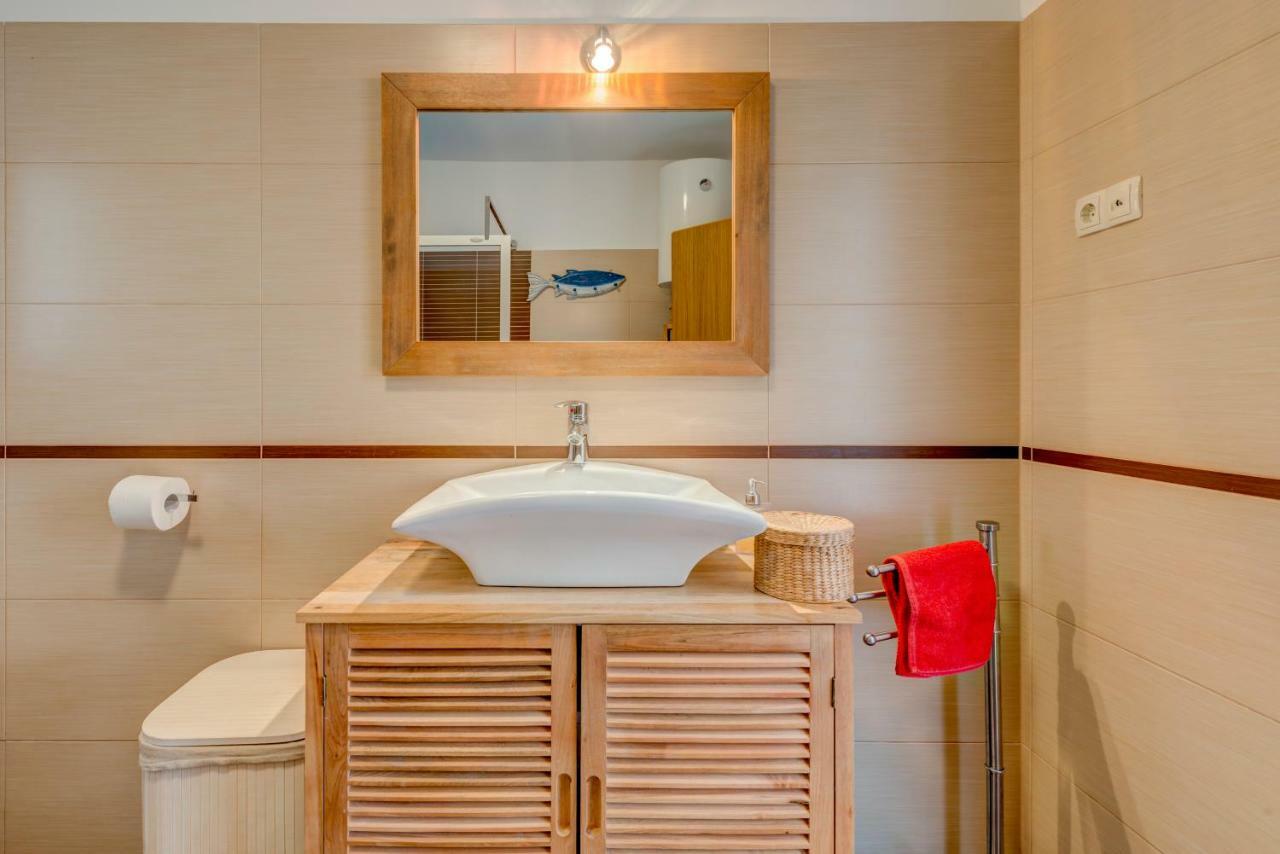Holiday Home Figa Omis Bagian luar foto