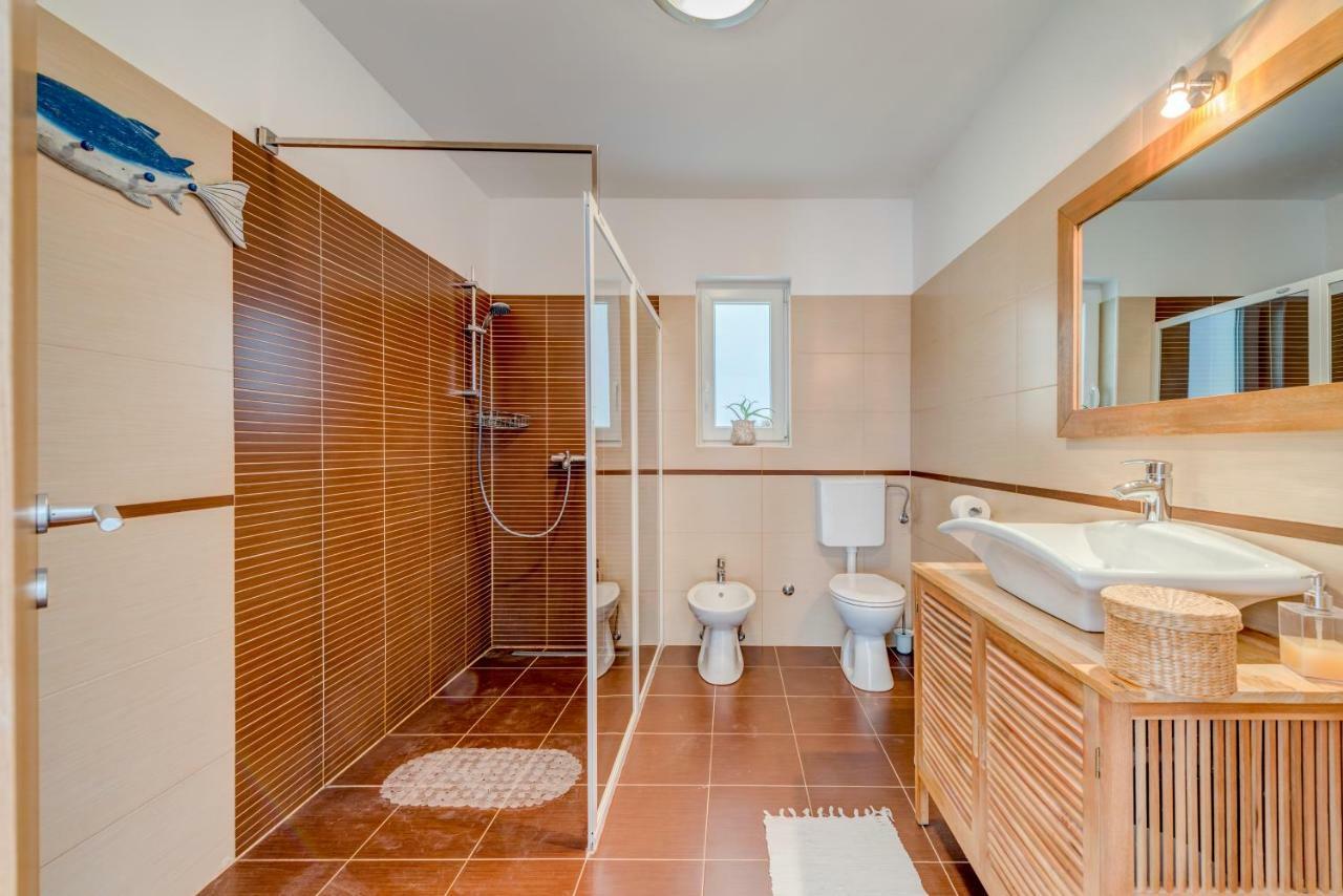 Holiday Home Figa Omis Bagian luar foto