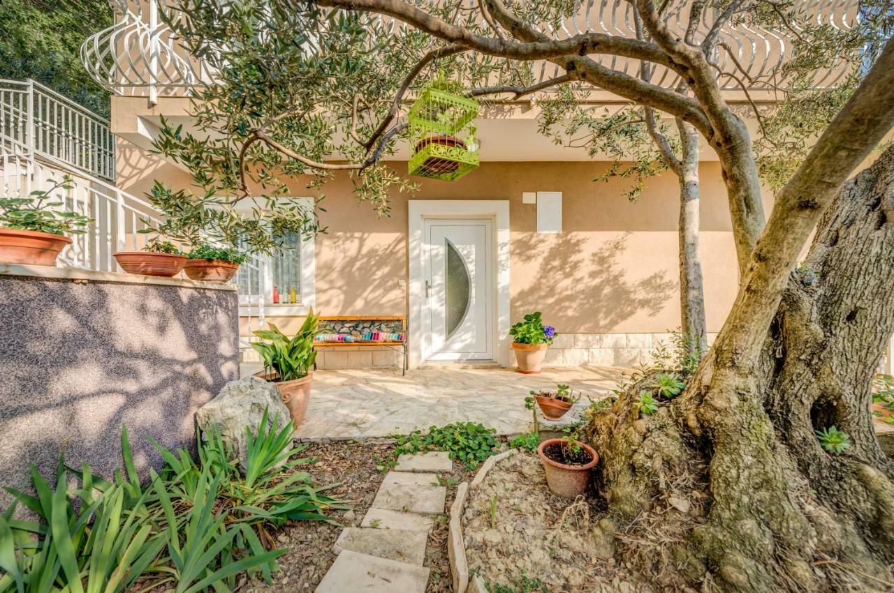 Holiday Home Figa Omis Bagian luar foto