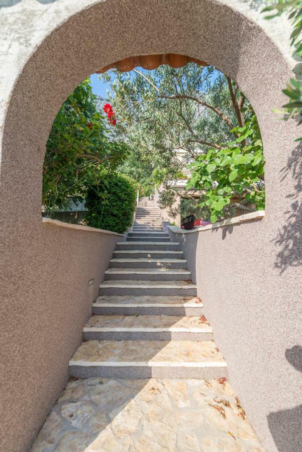 Holiday Home Figa Omis Bagian luar foto