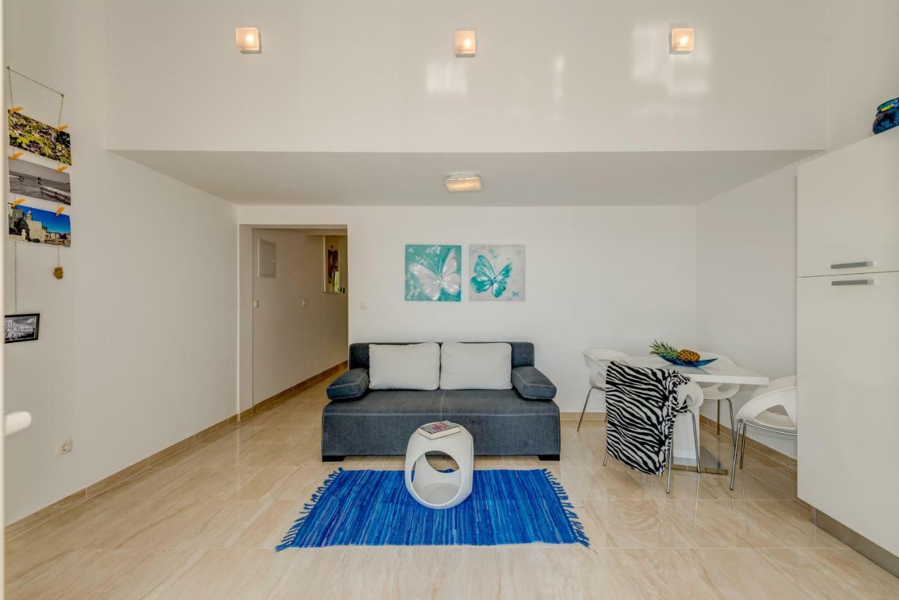 Holiday Home Figa Omis Bagian luar foto