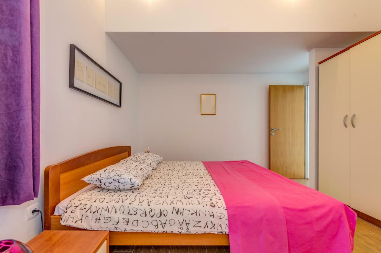 Holiday Home Figa Omis Bagian luar foto