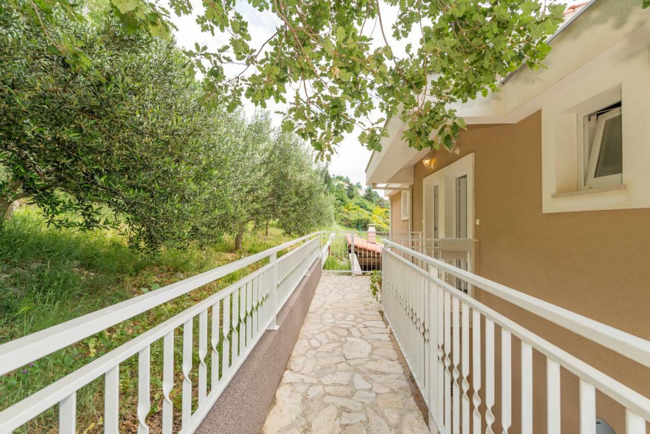 Holiday Home Figa Omis Bagian luar foto